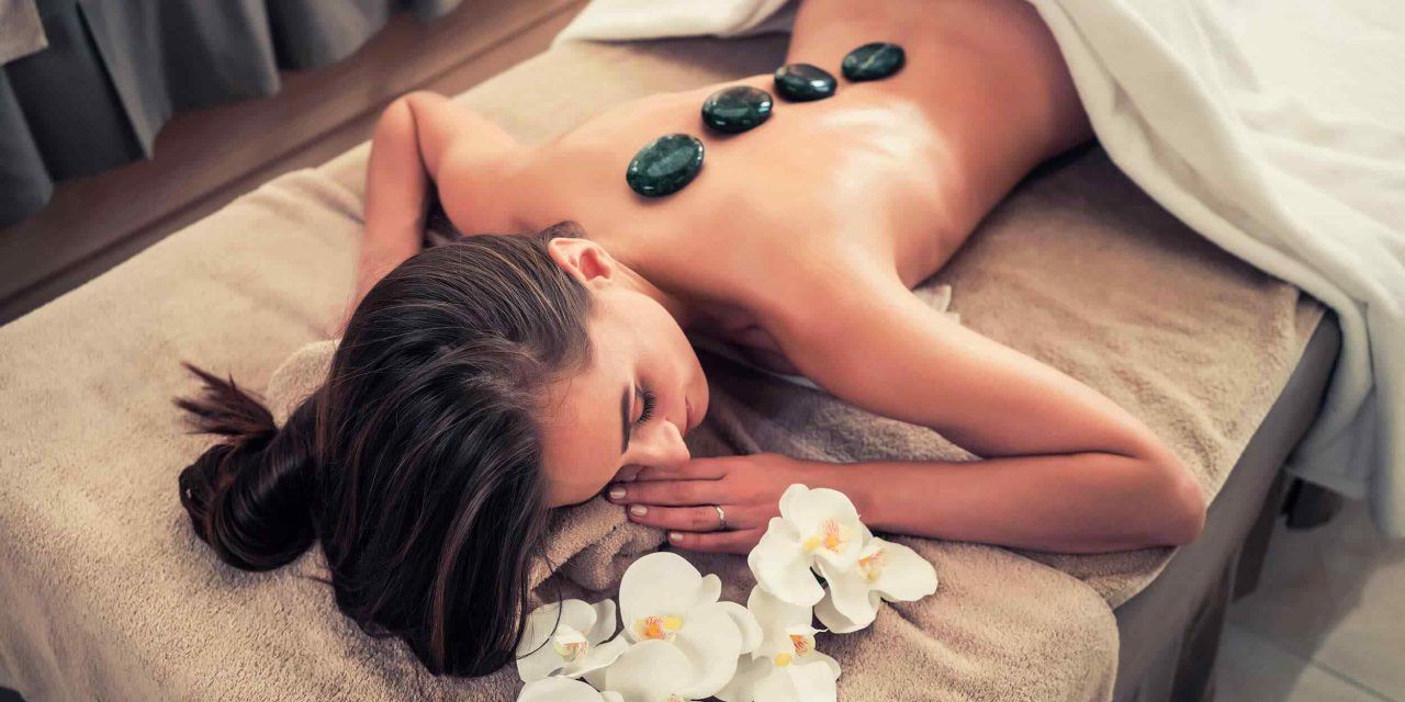 https://www.hairandbeautyqueen.nl/wp-content/uploads/2018/10/spa-stone-massage-3-1280x640.jpg